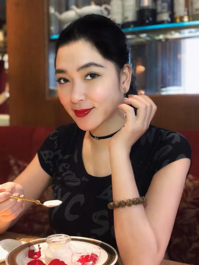 So với những hình ảnh trước đây, Nguyễn Thị Huyền được nhận xét đã có những thay đổi về ngoại hình khi xuất hiện trên talk show kể về phim Thời xa vắng ngày 25/12.
