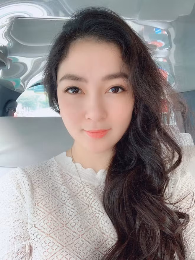Nguyễn Thị Huyền được khen quý phái, sang trọng khi để tóc dài, tạo kiểu xoăn bồng bềnh và trang điểm nhẹ nhàng.