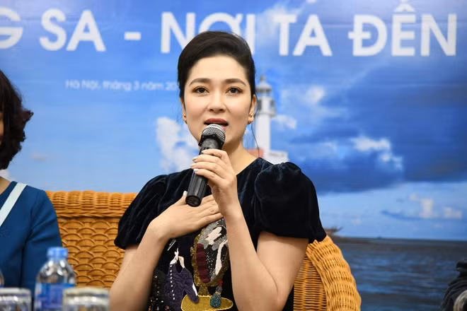 Hoa hậu Việt Nam 2004 được nhận xét là người sống kín tiếng. Trên trang cá nhân, cô hiếm khi chia sẻ về cuộc sống đời tư. Sau một lần hôn nhân đổ vỡ, Nguyễn Thị Huyền gần như biến mất khỏi các sự kiện giải trí. Cô dành thời gian cho gia đình.