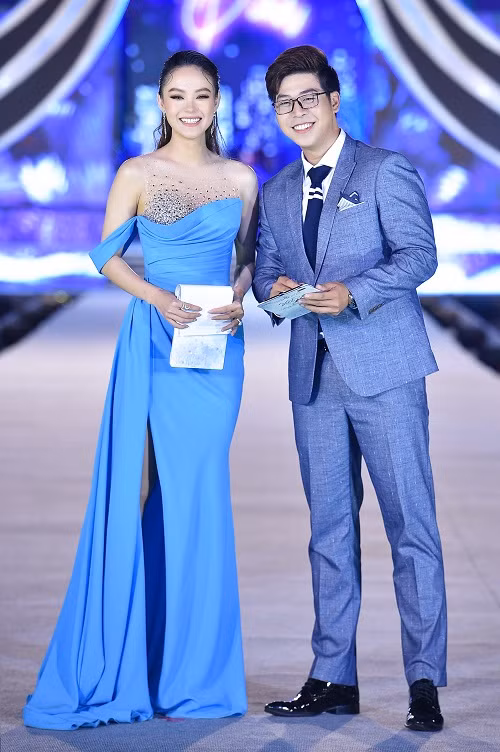 Minh Hằng có mặt từ sớm bên MC Vĩnh Phú. Cả hai đảm nhận vai trò dẫn chương trình đêm thi.
