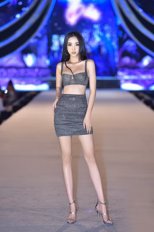 Á hậu Thúy An khoe vẻ bốc lửa trên thảm đỏ.