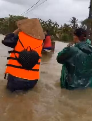 Thuy Tien doi non, loi nuoc toi gan bung di cuu tro tung nha-Hinh-2