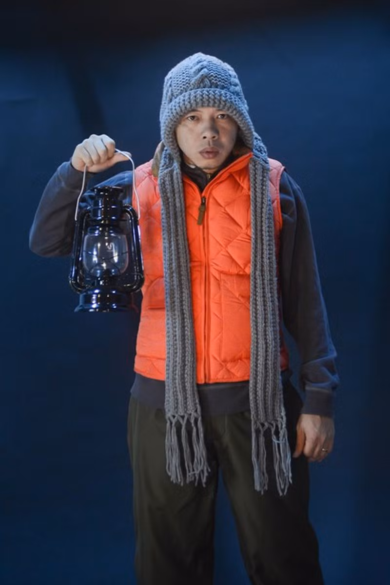  Quả tim máu (2014): Năm 2014, Thái Hòa được mệnh danh "ngôi sao bạc tỷ" khi góp mặt trong hai dự án Quả tim máu (doanh thu 85 tỷ đồng) và Để mai tính 2 (doanh thu 103,1 tỷ đồng). Trong Quả tim máu, nam diễn viên hóa thân thành Cu Hù - chàng trai người dân tộc có dáng vẻ lù khù, giọng nói ngọng ngịu nhưng chân thành, tình cảm. Đây là hình tượng nhân vật tương đối khác biệt so với dự án trước đó của Thái Hòa, đòi hỏi cao hơn về biểu cảm cơ thể và đài từ. Mặt khác, giữa bầu không khí hồi hộp, kinh dị, các phân đoạn của Cu Hù còn đóng vai trò như "khoảng nghỉ", cho phép người xem giảm bớt căng thẳng. Ảnh: Galaxy Film.