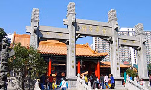 Đền Thờ Huỳnh Đại Tiên (Wong Tai Sin hay Sik Sik Yuen temple) nằm ở Hong Kong, Trung Quốc được đánh giá là một trong những đền chùa nổi tiếng và vô cùng linh thiêng. Hàng năm, rất nhiều người dân trong và ngoài nước đến đền Thờ Huỳnh Đại Tiên - biểu tượng cho sự tín ngưỡng trong công việc làm ăn và cầu mong tài lộc, tình yêu, hạnh phúc.