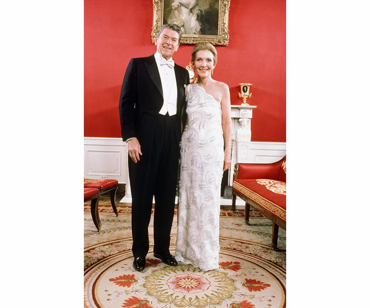 Theo The New York Times, lễ nhậm chức của Tổng thống Mỹ Ronald Reagan năm 1981 được đánh giá là xa hoa nhất. Đệ nhất phu nhân Nancy Reagan đã mặc thiết kế sang trọng và quý phái của James Galanos trong ngày nhậm chức của Tổng thống Reagan.