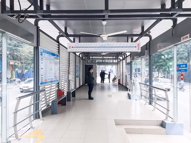 Xe buýt nhanh BRT được lưu thông trên một làn đường riêng với tuyến từ Kim Mã đến bến xe Yên Nghĩa. Thời gian cho một chiều xe trung bình từ 40 đến 45 phút. Hiện nay trong thời gian thử nghiệm, hành khách sẽ được đi miễn phí, sau ngày 31/1/2017, giá vé sẽ là 7.000 đồng một lượt. Trong ảnh là nhà chờ xe BRT tại Giảng Võ.