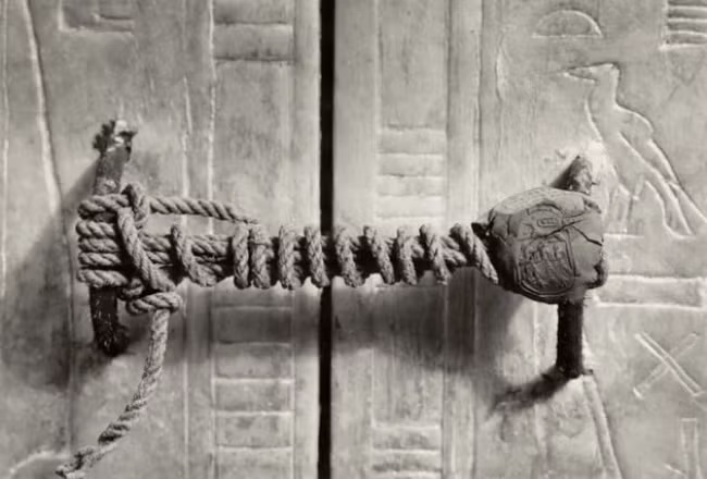 Cánh cửa mộ của pharaoh Ai Cập Tutankhamen được buộc chặt năm 1922. Nó đã tồn tại trong tình trạng này suốt 3.245 năm trước khi lăng mộ của Tutankhamen được các chuyên gia khảo cổ phát hiện và khai quật.