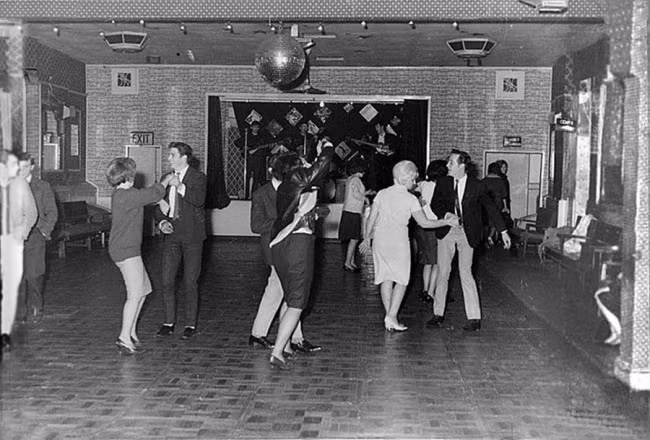Ban nhạc The Beatles trình diễn trước 18 người trong một câu lạc bộ nhỏ ở thị trấn Aldershot tháng 12/1961. Một năm rưỡi sau đó, The Beatles trở thành những tên tuổi lớn của làng giải trí.