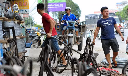 Khu chợ bán công cụ, máy móc, thiết bị gia dụng cũ nằm bên quốc lộ 1, phường Tân Biên (TP Biên Hòa, Đồng Nai). Nơi đây có gần trăm cửa hàng chuyên bán đồ cũ nên từ thương nhân cho đến khách hàng đều gọi "chợ hàng nghĩa địa".