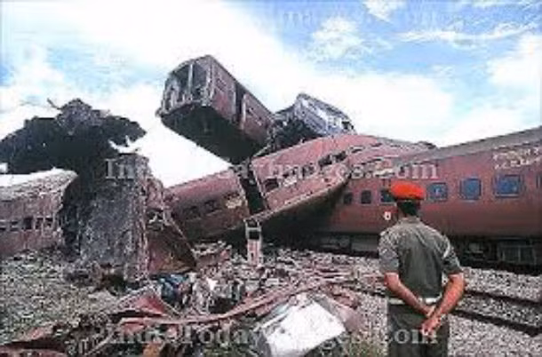 Ngày 2/8/1999, hai đoàn tàu tốc hành chở tổng cộng 2.500 hành khách đã va chạm nhau ở Gauhati, Ấn Độ. Vụ tai nạn khiến ít nhất 290 người thiệt mạng.