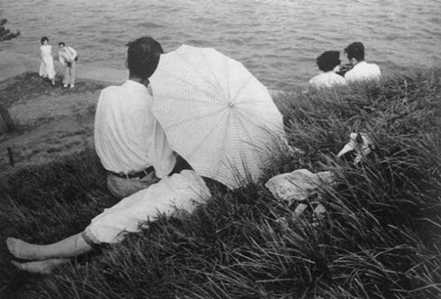 Nhiều cặp đôi có giây phút lãng mạn bên bờ biển.