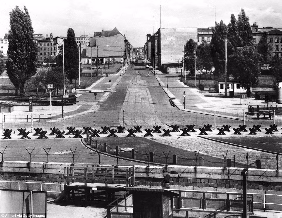 Năm 1951, một kỹ sư của CIA có tên mã là "G" đã gửi báo cáo tới CIA về kế hoạch làm thế nào để đào đường hầm bí mật mà không ai hay biết. Cuối cùng, kỹ sư "G" đưa ra giải pháp đào đường hầm bí mật và vận chuyển đất đến một tòa nhà gần đó.