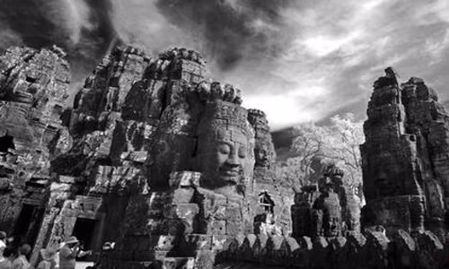 Vẻ đẹp cổ kính của ngôi đền Bayon nằm trong quần thể Angkor Thom.