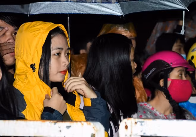 Giới trẻ Đà Nẵng đội mưa đến xem chương trình Lễ hội đếm ngược chào năm mới 2017. Ảnh: Đoàn Nguyên.