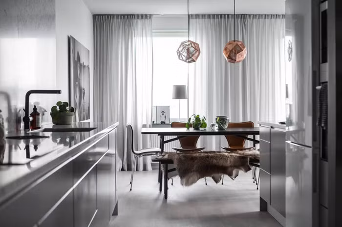 Bếp ăn được đặt bên trong góc ăn uống nhưng vẫn nhận đầy đủ ánh sáng, giúp khu vực nấu nướng thêm sáng sủa và rộng rãi hơn nhiều so với diện tích thực. Bếp ăn được đặt bên trong góc ăn uống nhưng vẫn nhận đầy đủ ánh sáng, giúp khu vực nấu nướng thêm sáng sủa và rộng rãi hơn nhiều so với diện tích thực.