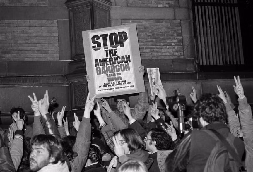 Năm 1980, ca sĩ, thành viên của ban nhạc The Beatle – John Lennon bị ám sát. Sau đó, nhiều người đã tham gia cuộc biểu tình phản đối nạn bạo lực súng đạn và giơ kí hiệu ngón tay hình chữ V thể hiện biểu tượng hòa bình. Ngón tay hình chữ V tượng trưng cho “Victory” – chiến thắng và đồng thời cũng là biểu tượng hòa bình.