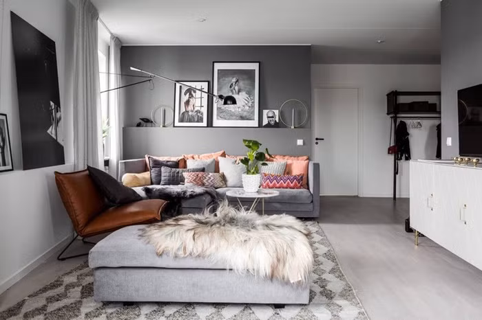 Vì diện tích căn hộ khá hạn chế nên việc bài trí nội thất được cân nhắc kỹ lưỡng để vừa tạo sự tiện nghi cho không gian vừa giúp căn hộ không bị rối mắt và chật chội. Vì thế, phòng khách chỉ được đặt các nội thất thực sự cần thiết như sofa, ghế tựa... Để tăng thêm phần mềm mại và cuốn hút cho không gian, chủ nhân của căn hộ đặt thêm tranh treo tường và gối tựa nhiều màu sắc. Vì diện tích căn hộ khá hạn chế nên việc bài trí nội thất được cân nhắc kỹ lưỡng để vừa tạo sự tiện nghi cho không gian vừa giúp căn hộ không bị rối mắt và chật chội. Vì thế, phòng khách chỉ được đặt các nội thất thực sự cần thiết như sofa, ghế tựa... Để tăng thêm phần mềm mại và cuốn hút cho không gian, chủ nhân của căn hộ đặt thêm tranh treo tường và gối tựa nhiều màu sắc.
