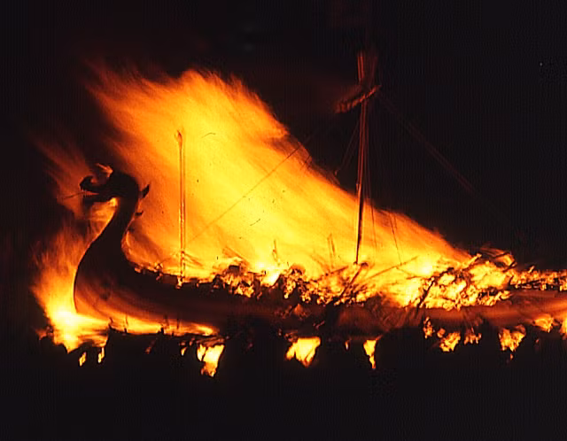 Người Viking táng cả người hầu lẫn động vật theo người quá cố với hy vọng người chết khi sang thế giới bên kia sẽ có cuộc sống sung sướng, đầy đủ như lúc trước. Sau cùng, con thuyền được đưa ra ngoài biển và đốt cháy.