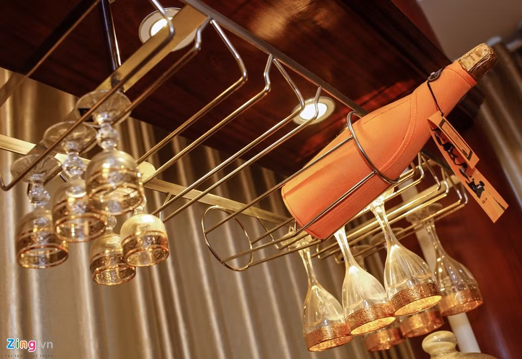 Phòng ngủ của anh cũng được trang bị quầy bar mini. Lý Hùng tâm sự bản thân không thích nhậu và không uống được nhiều nhưng thích sưu tầm rượu.