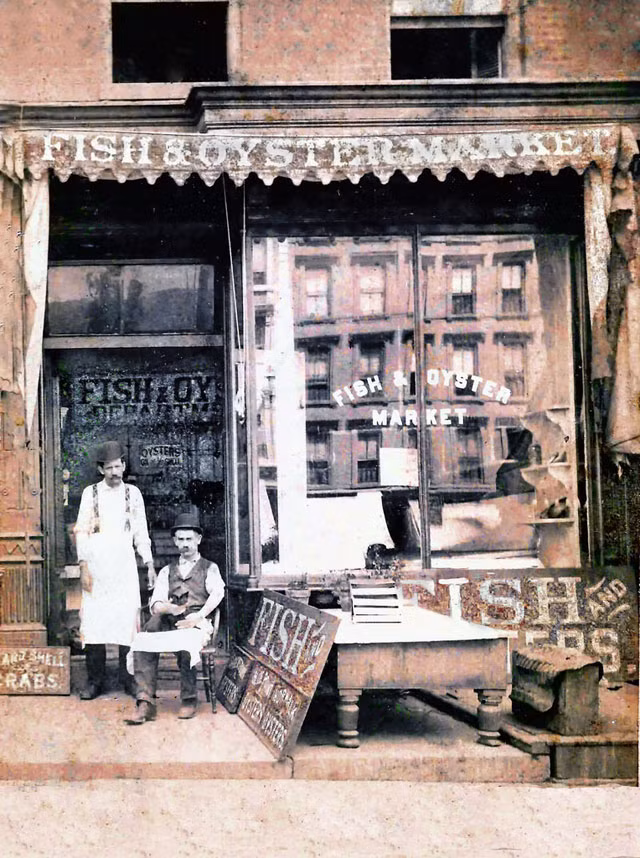 Một cửa hàng bán cá ở New York năm 1920.