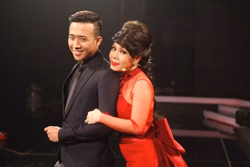 Việt Hương không ngại quàng tay thân mật với Trấn Thành trong một show truyền hình.