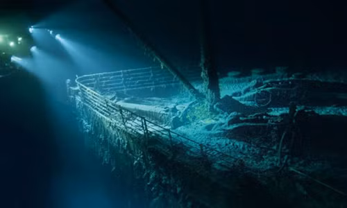 Tàu HSM Titanic "ngủ vùi" dưới nước.