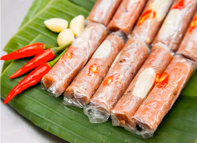 Nem chua: Nem chua cũng là món ăn truyền thống được nhiều người yêu thích. Nguyên liệu để làm nem chua là thịt sống lên men cùng một vài gia vị khác mà không trải qua bất kỳ công đoạn xử lý nhiệt nào.