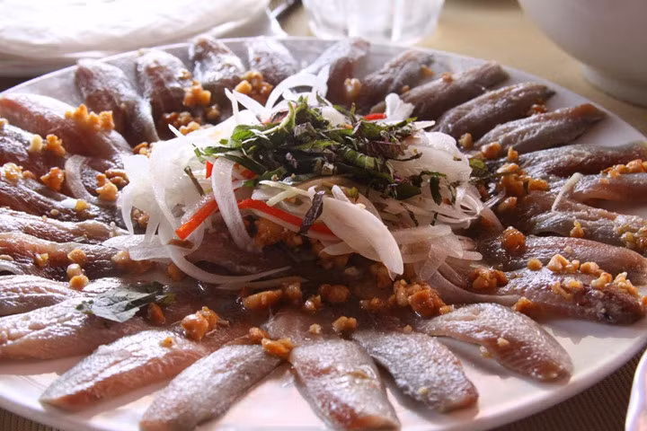 Gỏi sống: Gỏi sống cũng là một món ăn khoái khẩu rất được ưa chuộng vào dịp Tết âm lịch. Cũng như nem chua, gỏi sống được chế biến từ thịt sống không trải qua quá trình gia nhiệt và tiềm ẩn rất nhiều nguy cơ cho sức khỏe.