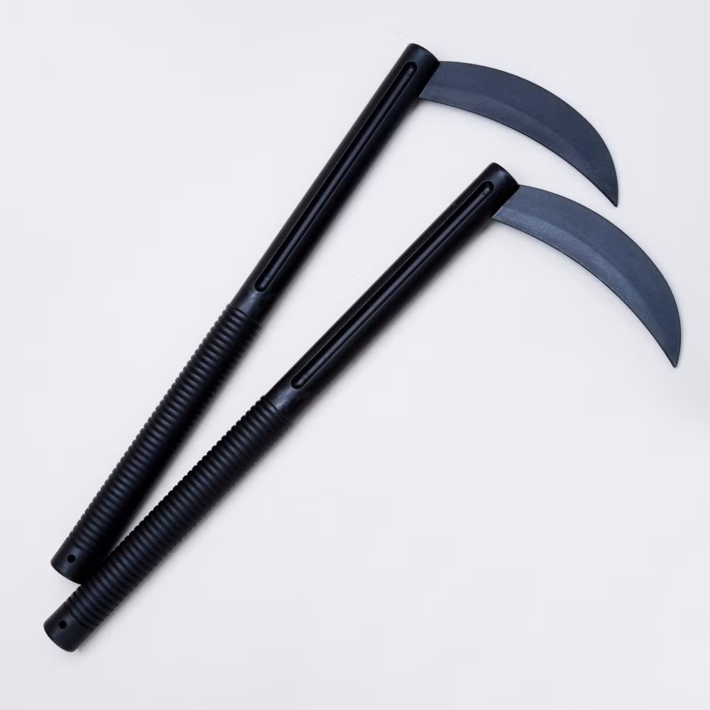 Ninja đã chế tạo Kama với tay cầm dài, lưỡi sắc nhọn. Vũ khí này được sử dụng trong cả tấn công lẫn phòng thủ hay khi trèo tường, lẻn vào hang ổ, sào huyệt của kẻ thù.