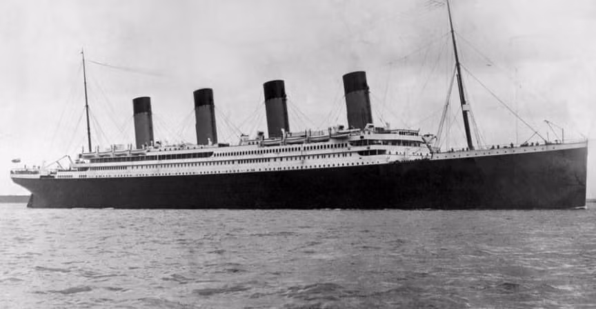 Hình ảnh con tàu huyền thoại Titanic được mệnh danh "không thể chìm" rời cảng ở Southampton, Anh ngày 10/4/1912. Tuy nhiên, đến ngày 15/4/1912, tàu Titanic chìm dưới đáy Đại Tây Dương sau khi va vào tảng băng trôi. Thảm kịch này đã cướp đi sinh mạng của hơn 1.500 người.