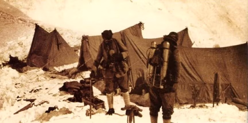 Tấm ảnh chụp hai nhà leo núi George Mallory và Sandy Irvine đang trên đường chinh phục đỉnh Everest năm 1924. Bức ảnh được chụp tại địa điểm cắm trại, sau đó cả hai đã “một đi không quay trở lại”. Đến năm 1999, thi thể của Mallory được tìm thấy.