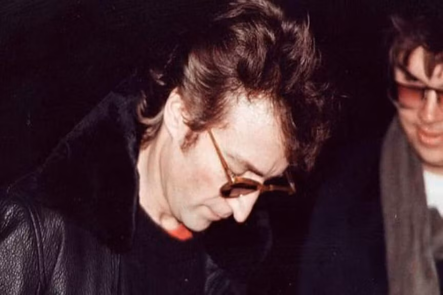 Ngày 8/12/1980, ca sĩ, thành viên của ban nhạc The Beatle - John Lennon bị Mark David Chapman ám sát. Điều bất ngờ là người ta đã chụp được bức ảnh John Lennon bên cạnh Chapman trước khi anh bị ám sát. Trước khi giết hại thành viên của ban nhạc The Beatle, Chapman đã cùng những người hâm mộ khác chạy tới xin chụp ảnh và chữ ký của John Lennon.