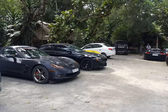 Trong đó tâm điểm ưu ái được hướng tới chiếc Lamborghini Murcielago LP670-4 SV độ trong dàn áo đen tuyền từng thuộc sở hữu của đại gia Minh "Nhựa". Tại thời điểm đó, đây là chiếc Lamborghini Murcielago LP670-4 SV đầu tiên có mặt tại Việt Nam.
