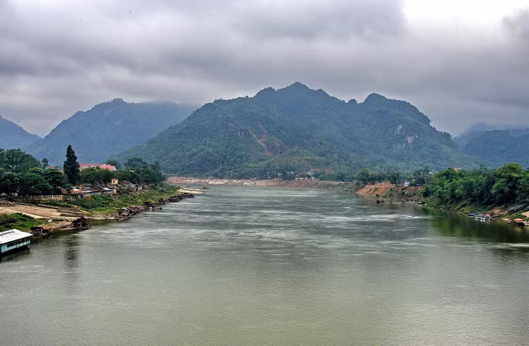 Từ kết quả khám nghiệm hiện trường, tử thi, Ban chuyên án nhận định: Đối tượng gây án phải có từ 2 tên trở lên. Hiện trường vụ án rộng: bên bờ sông Lô, đầu hồi nhà, nhà vệ sinh, giếng nước...; chứng tỏ đối tượng có mối quan hệ với gia đình nạn nhân mới "điều" được các nạn nhân tới những nơi như vậy để sát hại. (Ảnh minh họa, nguồn ảnh Internet)