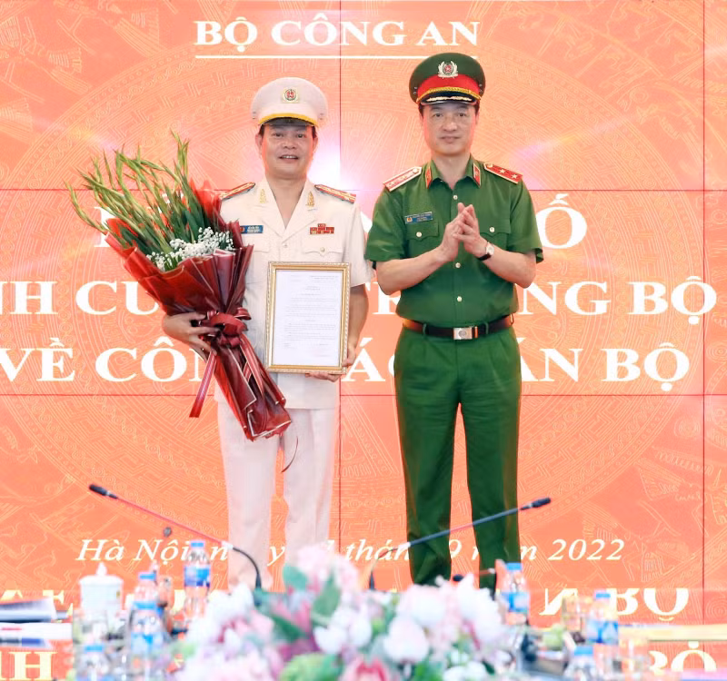 Chiều 27/9, tại trụ sở Bộ Công an, Cục Cảnh sát quản lý hành chính về trật tự xã hội (C06, Bộ Công an) tổ chức lễ công bố quyết định của bộ trưởng về công tác cán bộ. Tại buổi lễ, Thứ trưởng Công an - Trung tướng Nguyễn Duy Ngọc đã trao quyết định bổ nhiệm của Bộ trưởng Công an cho đại tá Vũ Văn Tấn làm Phó Cục trưởng CO6. 
