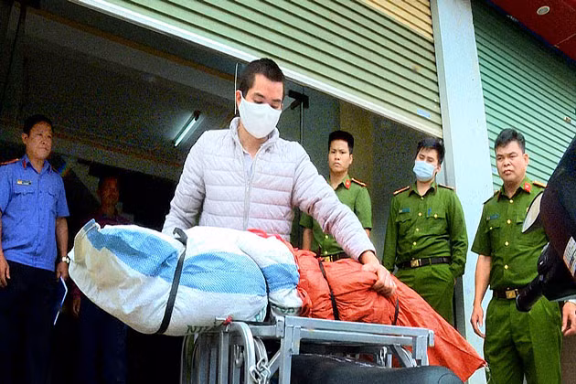 Sáng 15/1, Thương có chạm mặt bà Túy, bà này đòi món nợ mà Thương đã nợ từ lâu. Không có tiền nên Thương xin khất để sau Tết trả thì bà Túy không đồng ý, còn chửi bới Thương. Lúc này, Thương nảy sinh ý định giết bà Túy để không phải trả món tiền đã vay trước đó nên đã đẩy bà Túy vào tường bóp cổ đến ngất đi. Thấy chiếc khăn trên cổ, Thương vội vàng quấn thêm 3-4 vòng nữa rồi siết chặt đến khi nạn nhân chết hẳn… Đồng thời lấy 18 triệu đồng tiền mặt và bắn toàn bộ số tiền của bà Túy vào số tài khoản của Thương rồi đóng cửa làm việc bình thường. (Ảnh: Công an tỉnh Sơn La)