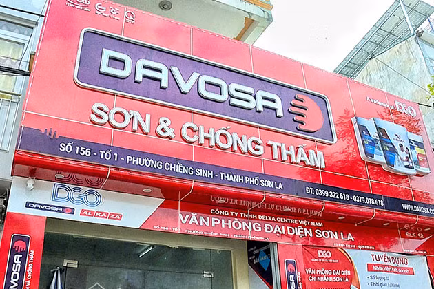 Đồng chí trưởng ban chuyên án yêu cầu lên danh sách số người sinh sống, làm việc tại ngôi nhà 156 đường Lê Duẩn, tổ 1 phường Chiềng Sinh, thành phố Sơn La và gara ô tô mà bà Túy cho thuê đối diện căn nhà 156 Lê Duẩn. Tại ngôi nhà số 156 đường Lê Duẩn, nơi bà Túy cho thuê để kinh doanh sơn, ngoài chủ văn phòng thì còn một kế toán và một thủ kho kiêm thợ pha sơn. (Ảnh: Công an tỉnh Sơn La)