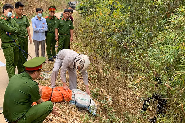 Sau đó Thương mua chiếc bao tải dứa và cho xác bà Túy vào quấn thêm cùng một chiếc bao khác, sau đó tiến hành khâu hai mép bao lại và buộc dây cao su ở phía ngoài. Đến đêm 15/1, Thương chở xác bà Túy từ đường Lê Duẩn lên hồ thủy lợi bản Muông, xã Chiềng Cọ. (Ảnh Công an tỉnh Sơn La)