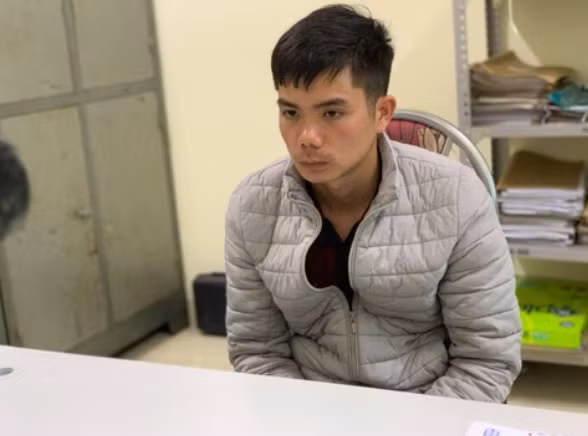 Tại cơ quan Công an, Quàng Văn Thương khai nhận vào đầu năm 2020 có vay bà Túy 30 triệu đồng, hai bên thống nhất tiền lãi tính theo ngày, số tiền gốc và lãi mà Thương phải trả cho bà Túy lên đến gần 100 triệu đồng. Thương nhiều lần bị bà Túy đòi nợ và dọa gọi xã hội đen, lên tận nhà đòi người thân và gia đình.(Ảnh: Công an TP HCM)