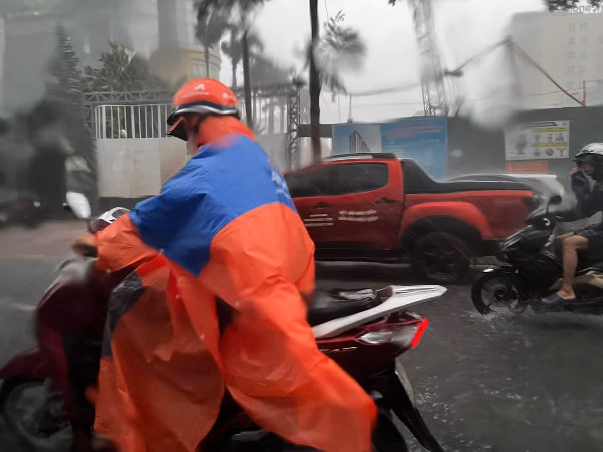 Trung tâm Dự báo khí tượng thủy văn quốc gia cho biết, trong những giờ tới, khu vực nội thành Hà Nội và các vùng lân cận vẫn tiếp tục có mưa với tổng lượng mưa tích lũy phổ biến trong khoảng từ 30-50mm, có nơi trên 80mm.