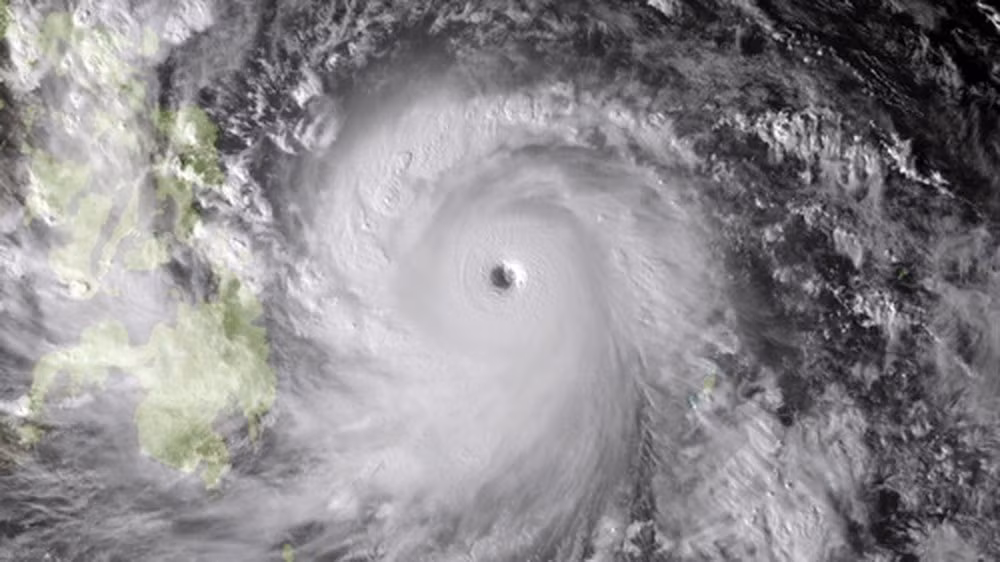Tháng 11/2013, Bão số 14 (bão Hải Yến - Haiyan) đổ bộ vùng biển tỉnh Thanh Hóa, Nam Định, Thái Bình, tâm bão là Hải Phòng, Quảng Ninh, sức gió giật cấp 17 lên tới trên 280km/h, làm 18 người chết, 2 người mất tích, 93 người bị thương, thiệt hại kinh tế khoảng 3.600 tỷ đồng. (Hình ảnh siêu bão Hải Yến chụp từ vệ tinh vào hôm 7/11/2013 của Cơ quan Khí tượng Nhật Bản cung cấp). 