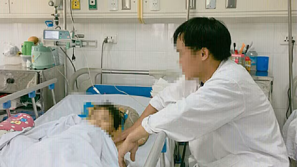 Be gai 4 tuoi bi keo le tren duong gay loc da va dap bo phan sinh duc