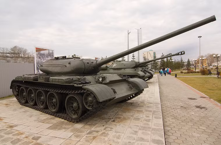 Trong ảnh là nguyên mẫu đầu tiên của dòng xe tăng T-54 Việt Nam đang dùng được định danh là T-54-1 hoặc gọi là Object 137 hoặc T-54 Model 1946 với tháp pháo tương tự thế hệ T-44, trang bị pháo chính không có bộ ổn định D-10T 100mm, dùng động cơ V-54.