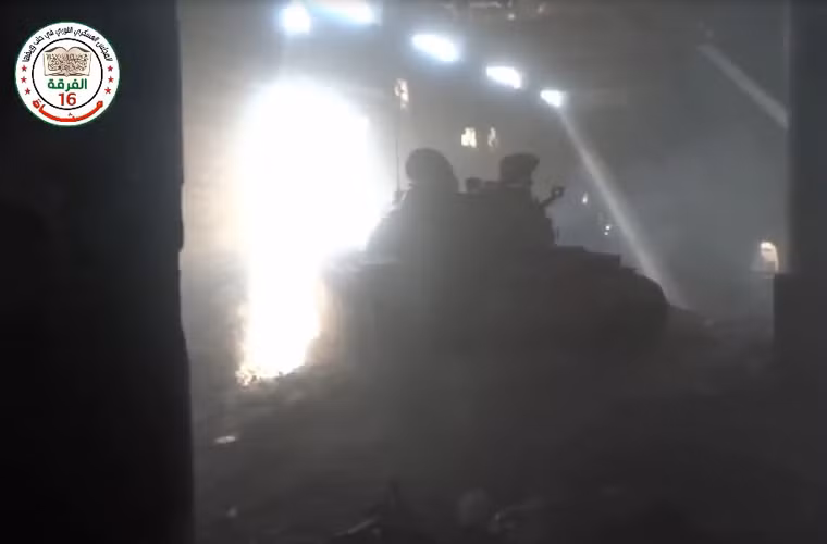 Trước sự không kích ác liệt từ Nga và Quân đội Syria, phiến quân IS thường giấu những chiếc xe tăng trong tòa nhà lớn và từ đó bắn ra.
