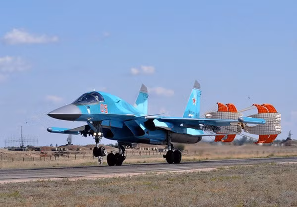Oanh tạc cơ Su-34 có một cái mũi hoàn toàn mới ở phía trước thân máy bay với buồng lái dành cho 2 phi công đặt cạnh nhau, điều này khiến nó nhận biệt danh "thú mỏ vịt".