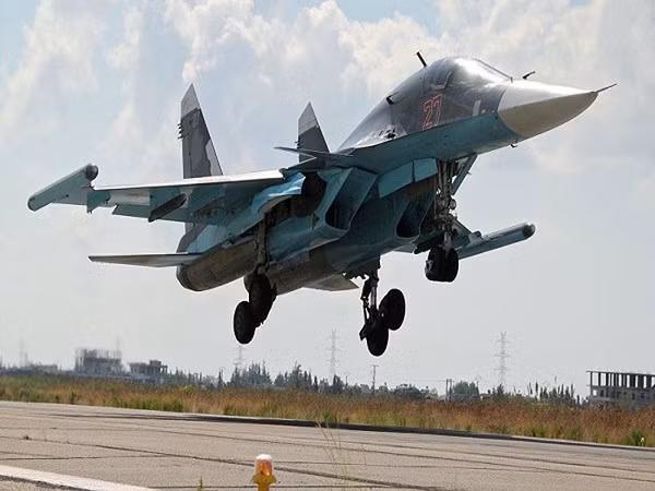 Máy bay Su-34 có tất cả 12 giá treo, mang được tất cả những loại vũ khí chính xác cao mới nhất của Nga, trong khi đó vẫn giữ lại pháo 30 mm GSh-30-1 từ Su-27/Su-30.