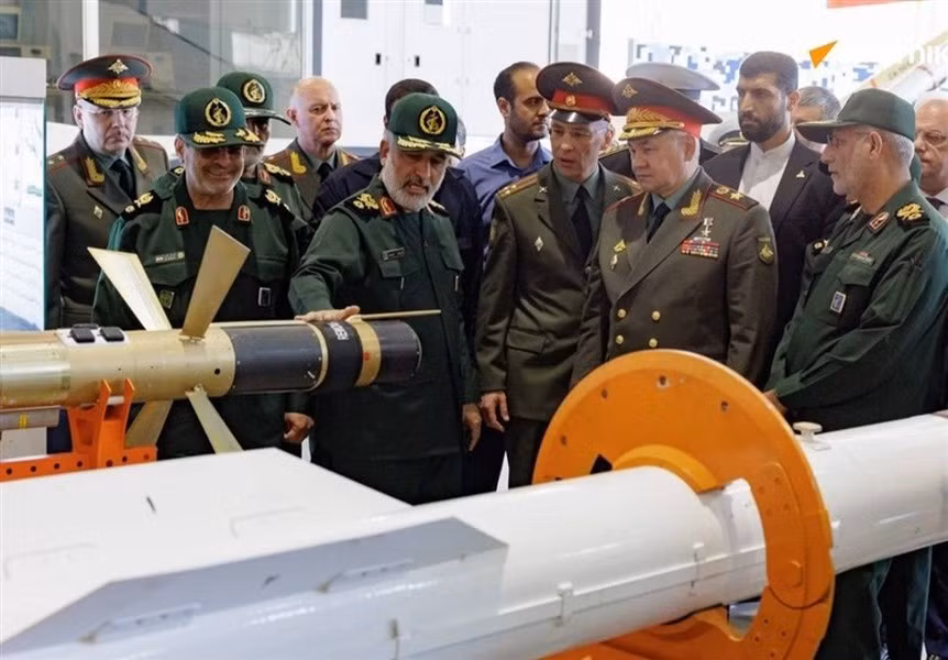 Với đặc tính trên, đây rõ ràng là vũ khí lai ghép với UAV cảm tử, tuy nhiên vẫn chưa rõ tên lửa 358 này có thể bay quần vòng bao lâu. Hiện tại thông tin sơ bộ chỉ cho biết loại đạn trên được tích hợp cảm biến hồng ngoại và máy đo xa laser.