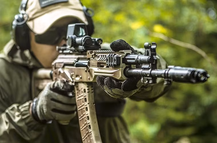 Tiểu liên AK-12 thế hệ mới mang đầy đủ đặc tính của dòng AK-12 trước đó, tuy nhiên nó được cải thiện thêm nhiều về sức mạnh cũng như khả năng giảm tiếng ồn. Các ray picantiny cũng được thiết kế trên thân súng để gắn phụ kiện.