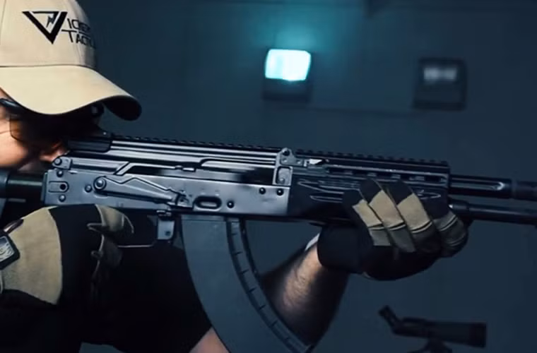 Những điểm nổi bật trên dòng AK-12 như sử dụng nhiều vật liệu polymer cao phân tử cho độ bền chắc, khu vực khóa nòng và ốp lót tay được thiết kế chắc chắn và thẩm mỹ. Báng súng có thể điều khiển chiều dài giống với các loại báng của Phương Tây.