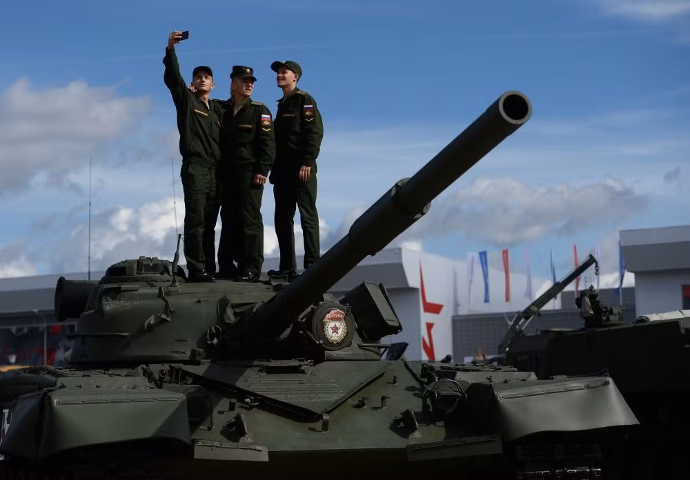 Phát biểu của ông Lại Ngọc Đoàn cho thấy rõ, nhu cầu lớn với Việt Nam trong thời gian tới sẽ là các phương tiện tác chiến trên mặt đất, đặc biệt là xe tăng. Đã có nhiều thông tin đồn đoán Việt Nam có khả năng sẽ mua hoặc là đã mua số lượng nhỏ xe tăng T-90MS hiện đại.